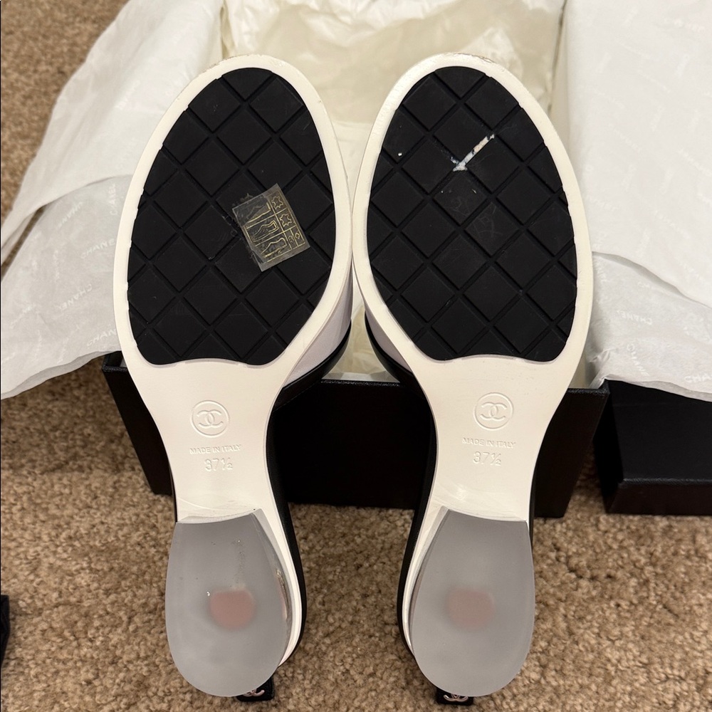 Chanel Iconic Logo Slides 37.5 Black White Leather With Box Authentic - Picture 11 of 12